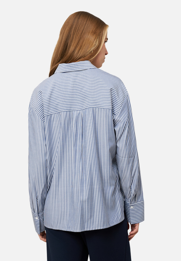 Hemdbluse mit Streifen / Modellfoto Rückseite