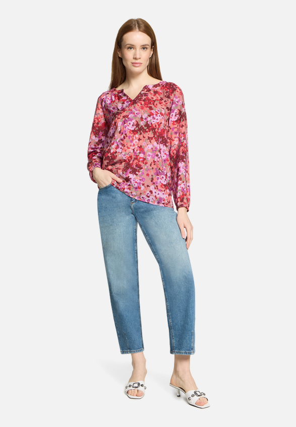 Blusenshirt mit Raffung / Modellfoto Vorderseite (Outfit)