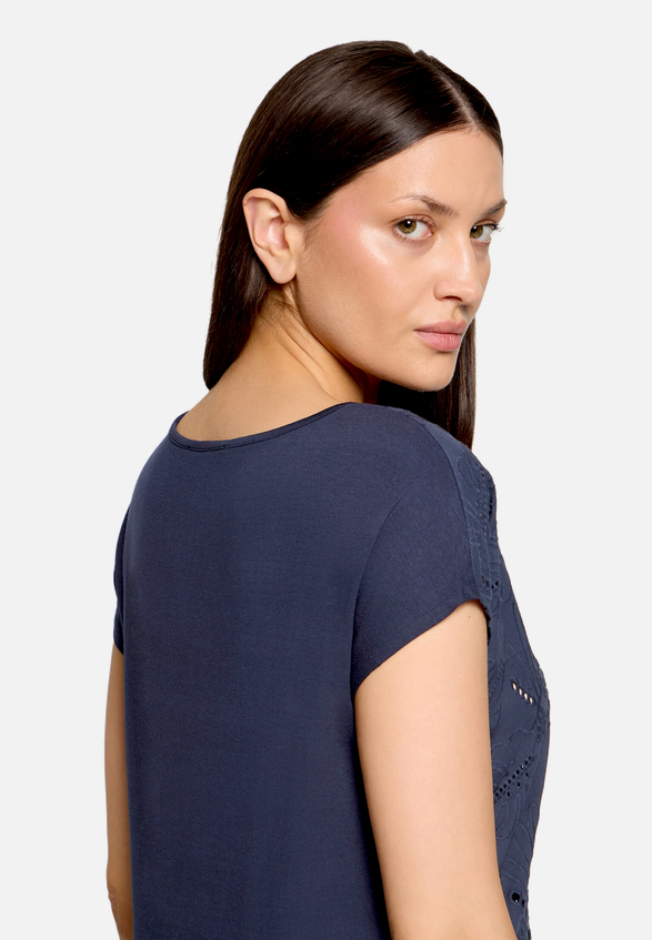 Casual-Shirt mit V-Ausschnitt / Detailbild