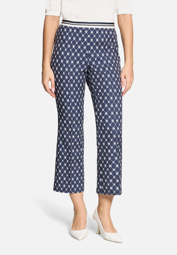 Casual-Hose Slim Fit / Modellfoto Vorderseite