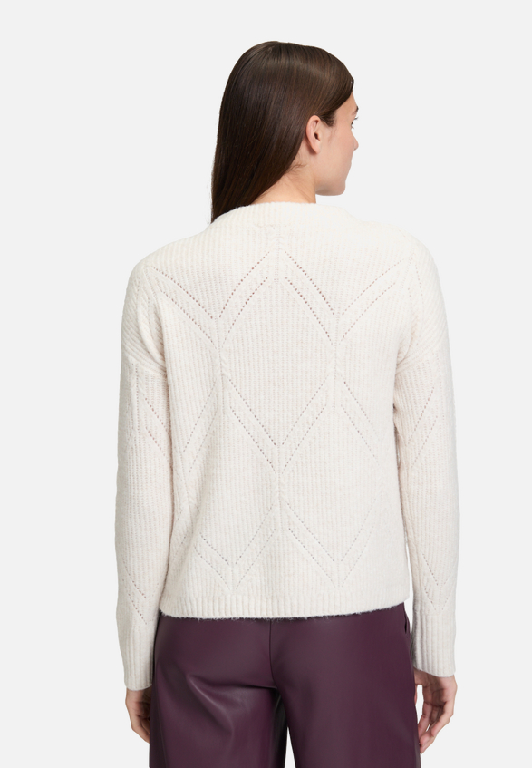 Strickpullover mit Struktur / Modellfoto Rückseite