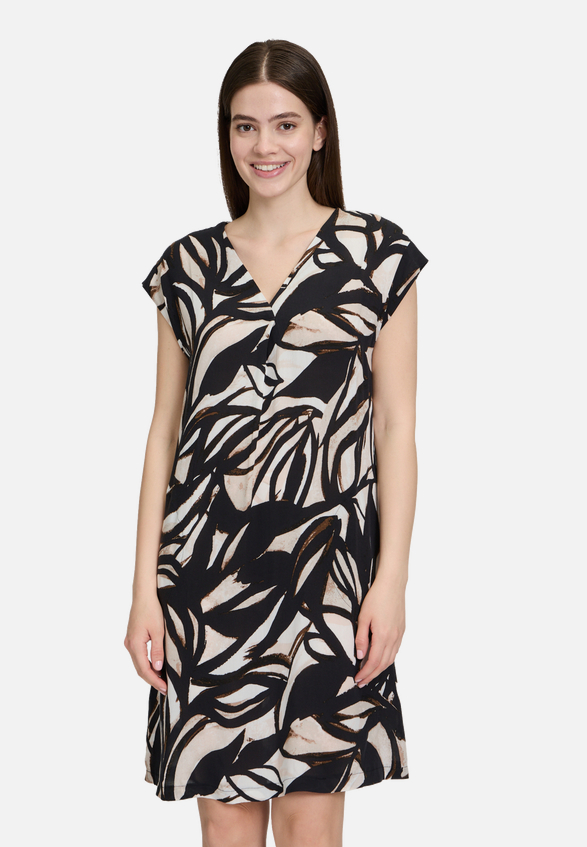 Casual-Kleid mit Print / Modellfoto Vorderseite
