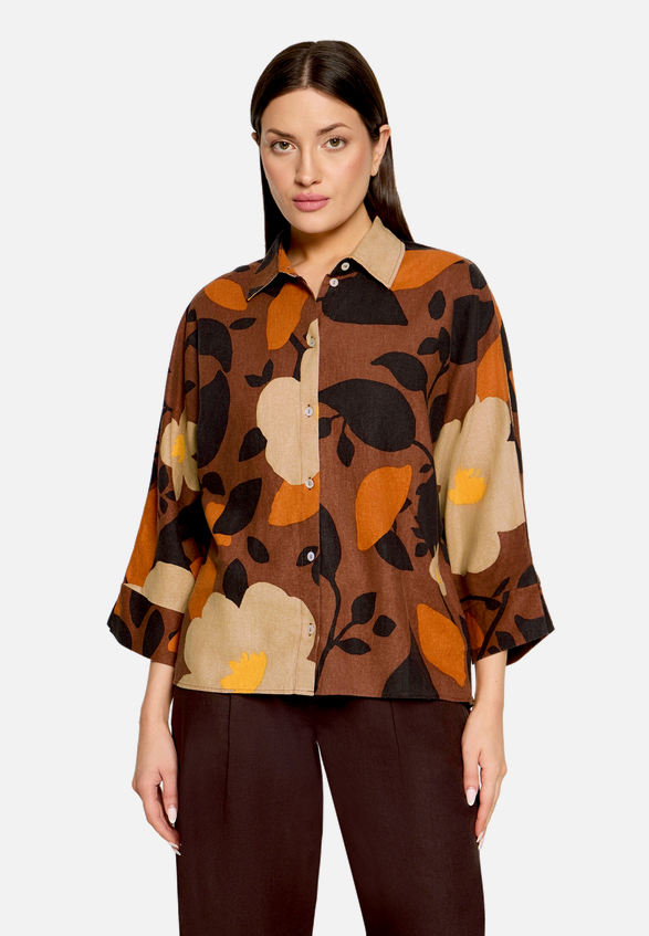 Oversize-Bluse mit Muster / Modellfoto Vorderseite