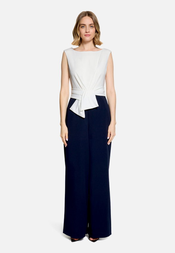Jumpsuit mit weitem Bein / Modellfoto Vorderseite