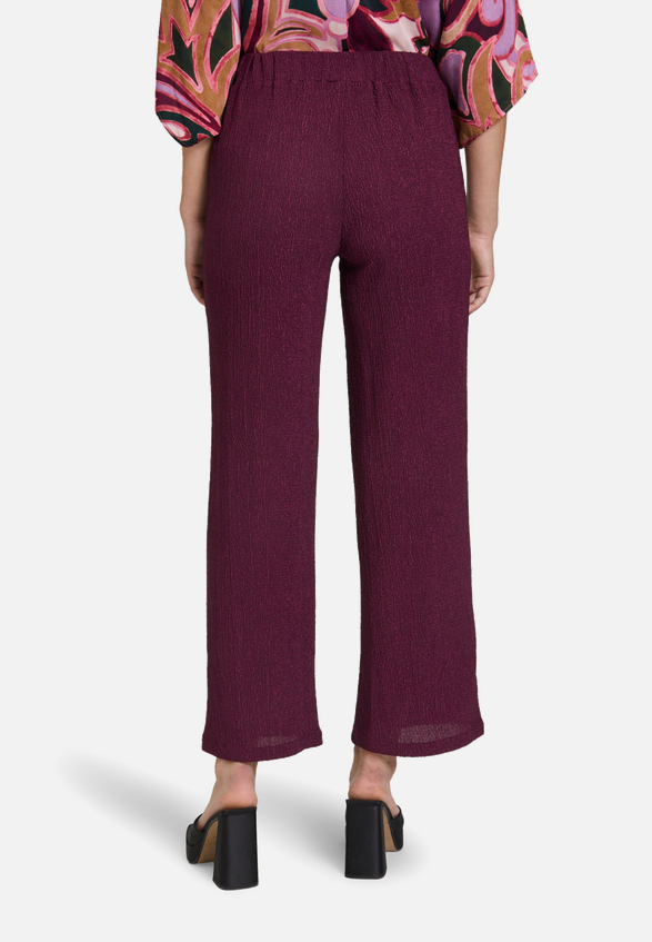 Casual-Hose mit weitem Bein / Modellfoto Rückseite