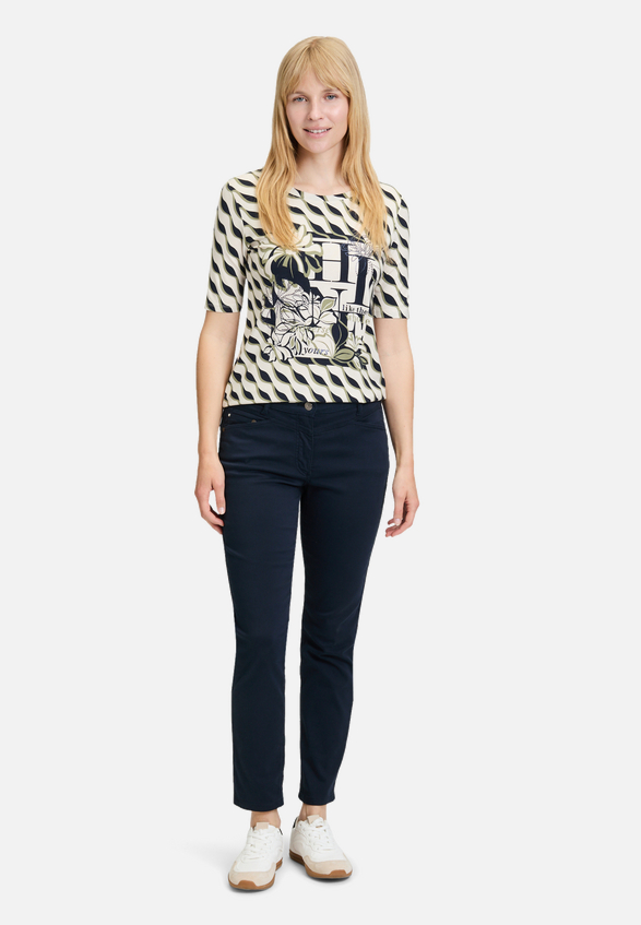 Basic Shirt mit Print / Modellfoto Vorderseite (Outfit)