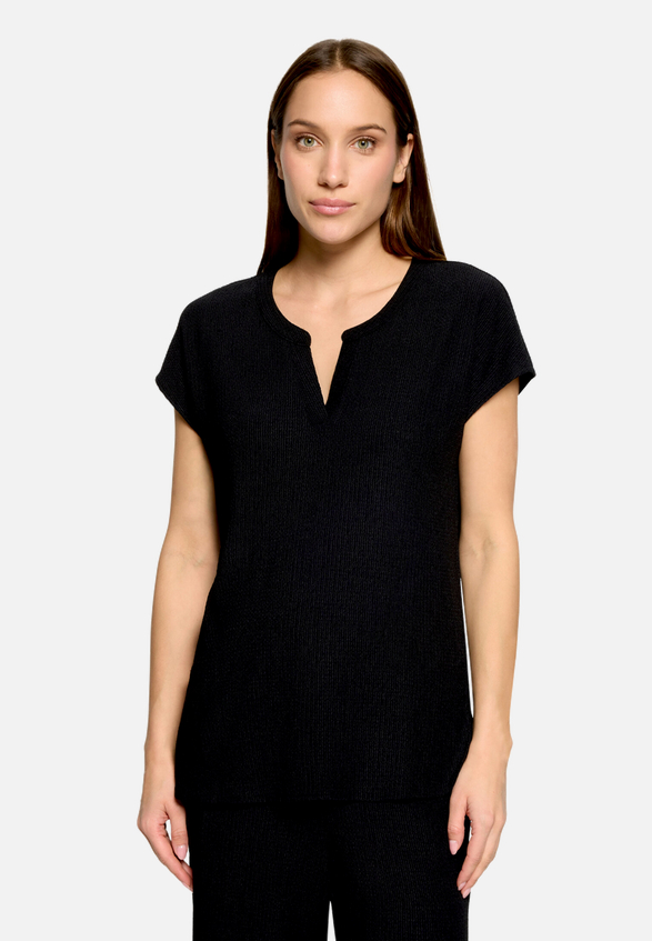 Basic Shirt mit V-Ausschnitt / Modellfoto Vorderseite