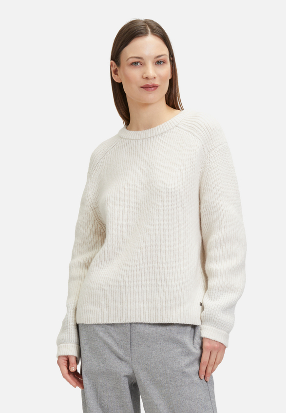 Strickpullover mit Schmuckkanten / Modellfoto Vorderseite