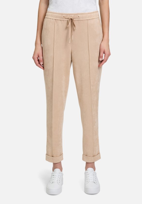 Schlupfhose mit Biesen / Modellfoto Vorderseite