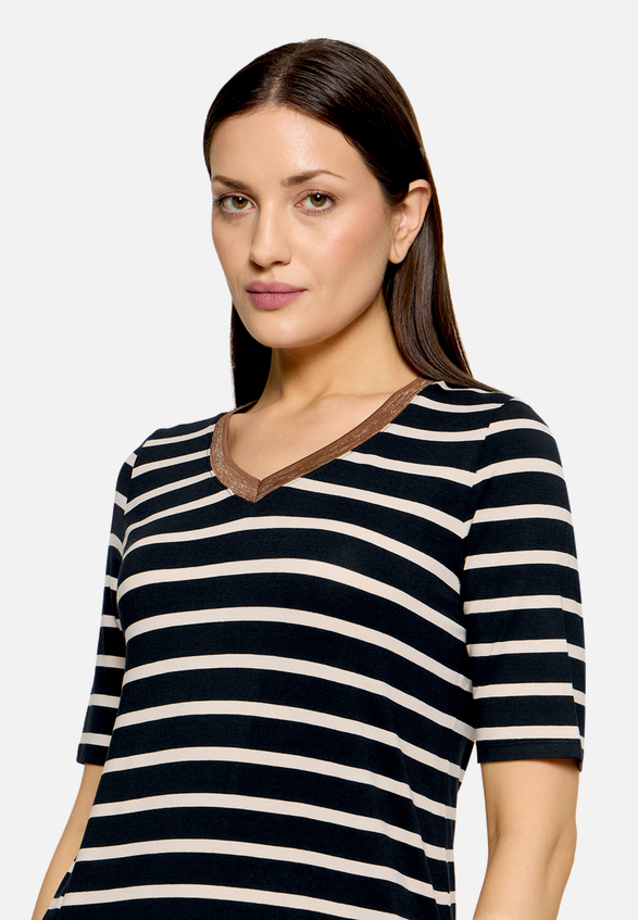 Gestreiftes T-Shirt  mit V-Ausschnitt  / Detailbild