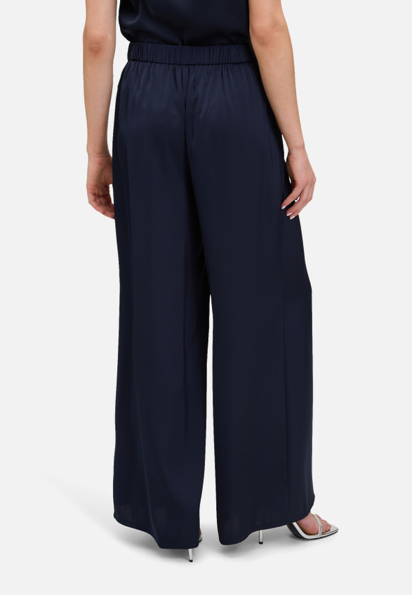 Modern fit Hose mit Taschen / Modellfoto Rückseite