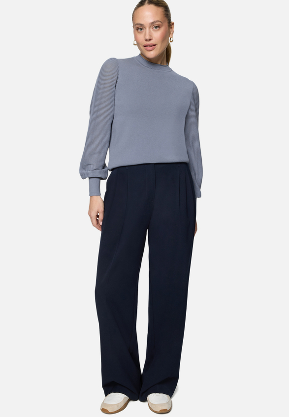 Pullover mit hohem Kragen / Modellfoto Vorderseite (Outfit)