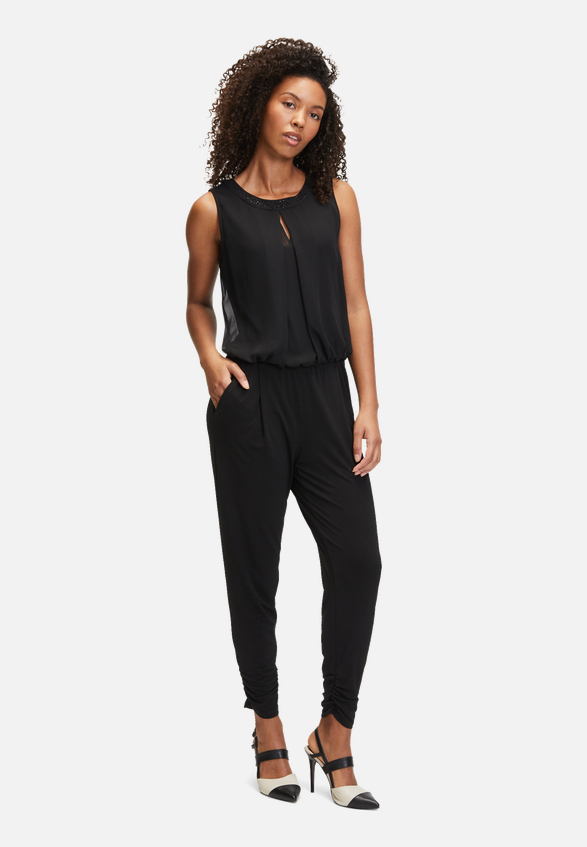 Jumpsuit mit Cut-Outs / Modellfoto Vorderseite (Outfit)