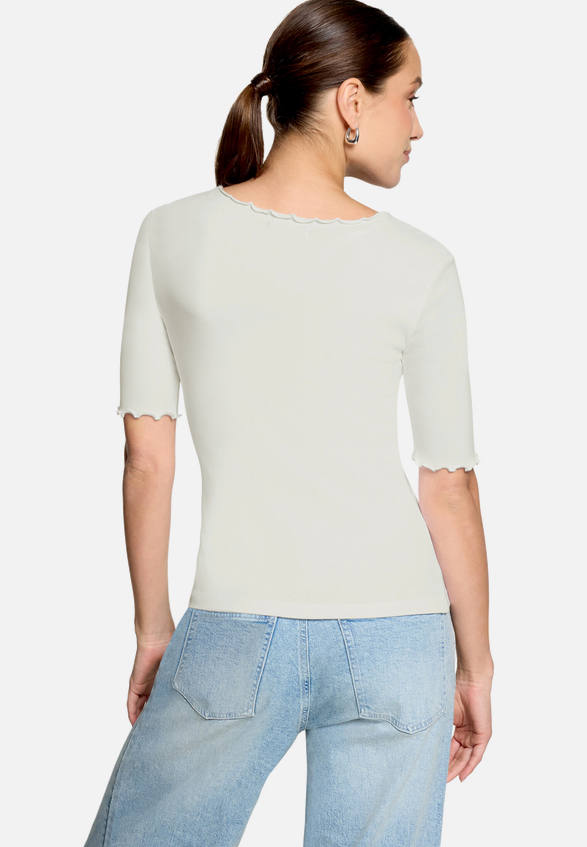 T-Shirt mit gerafftem Ausschnitt / Modellfoto Rückseite