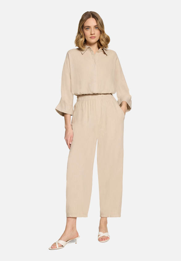 Leinenhose mit Gummizug / Modellfoto Vorderseite (Outfit)