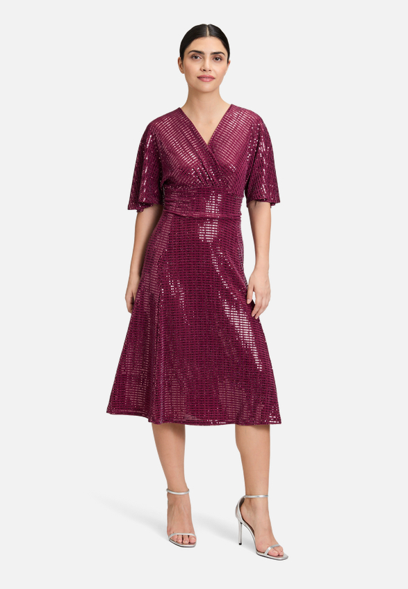 Cocktailkleid im Glitzer-Look / Modellfoto Vorderseite