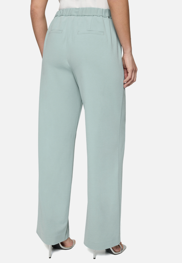 Stoffhose  mit Schlitz vorn / Modellfoto Rückseite