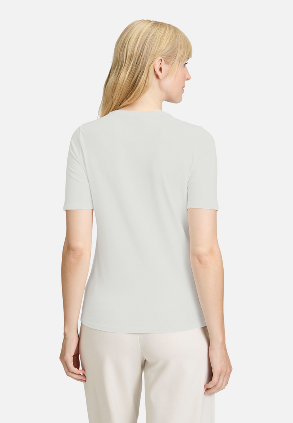 Basic Shirt mit Aufdruck / Modellfoto Rückseite