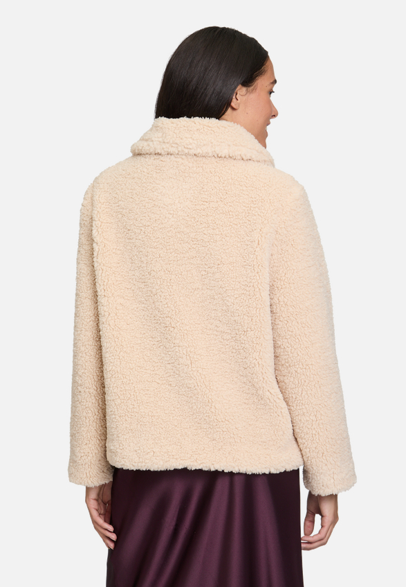 Plüschjacke mit Kragen / Modellfoto Rückseite
