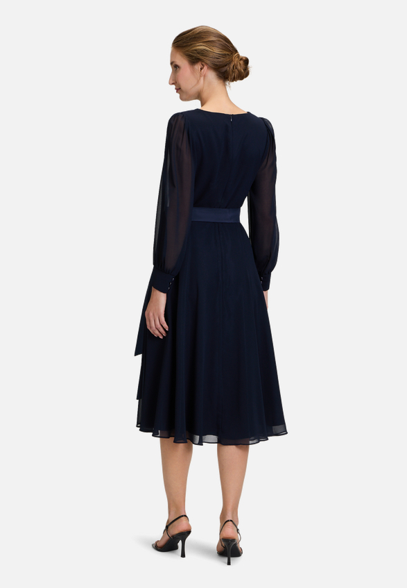 Cocktailkleid mit Gürtel / Modellfoto Rückseite
