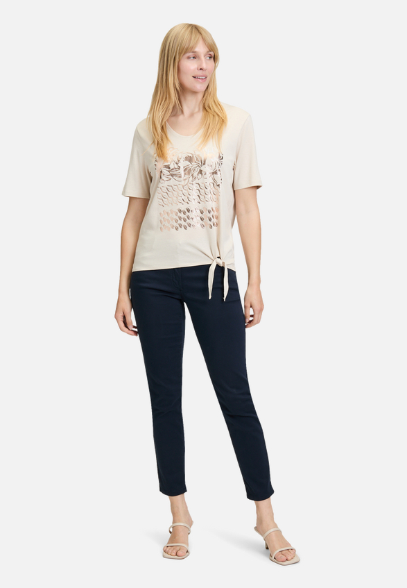Basic Shirt mit Schleifenknoten / Modellfoto Vorderseite (Outfit)