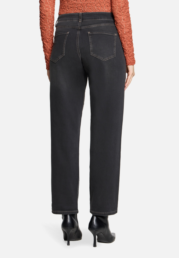 Used Look-Jeans mit Waschung / Modellfoto Rückseite