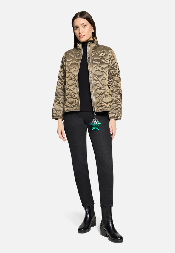 Steppjacke mit Eingrifftaschen / Modellfoto Vorderseite (Outfit)