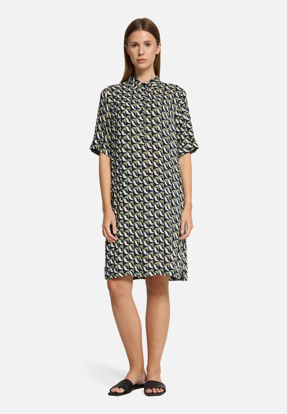 Hemdblusenkleid mit Aufdruck / Modellfoto Vorderseite (Outfit)