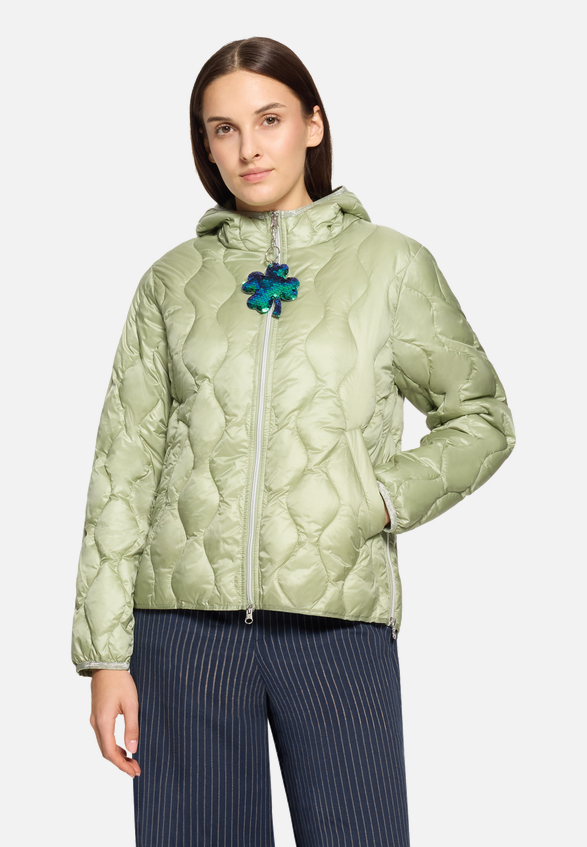 Steppjacke mit Eingrifftaschen / Modellfoto Vorderseite
