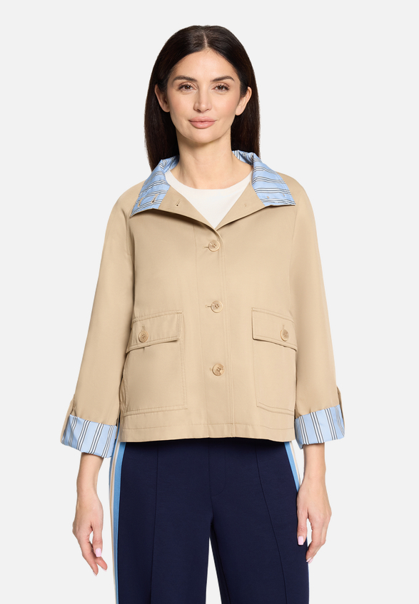 Casual-Jacke mit aufgesetzten Taschen / Modellfoto Vorderseite