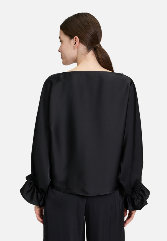 Satin-Bluse mit Fledermausärmeln / Modellfoto Rückseite