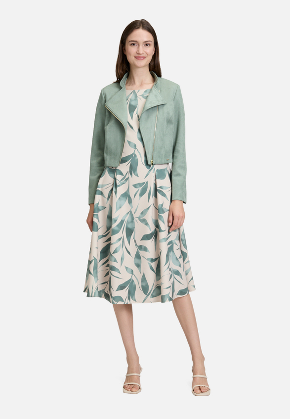 Cocktailkleid mit Aufdruck / Modellfoto Vorderseite (Outfit)