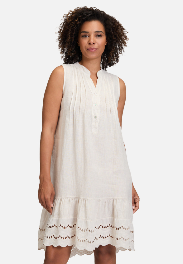 Casual-Kleid mit Stickerei / Modellfoto Vorderseite