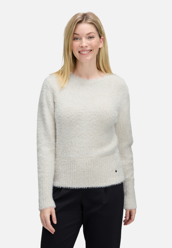 Strickpullover mit V-Ausschnitt / Modellfoto Vorderseite
