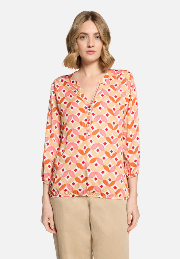 Casual-Bluse mit Muster / Modellfoto Vorderseite