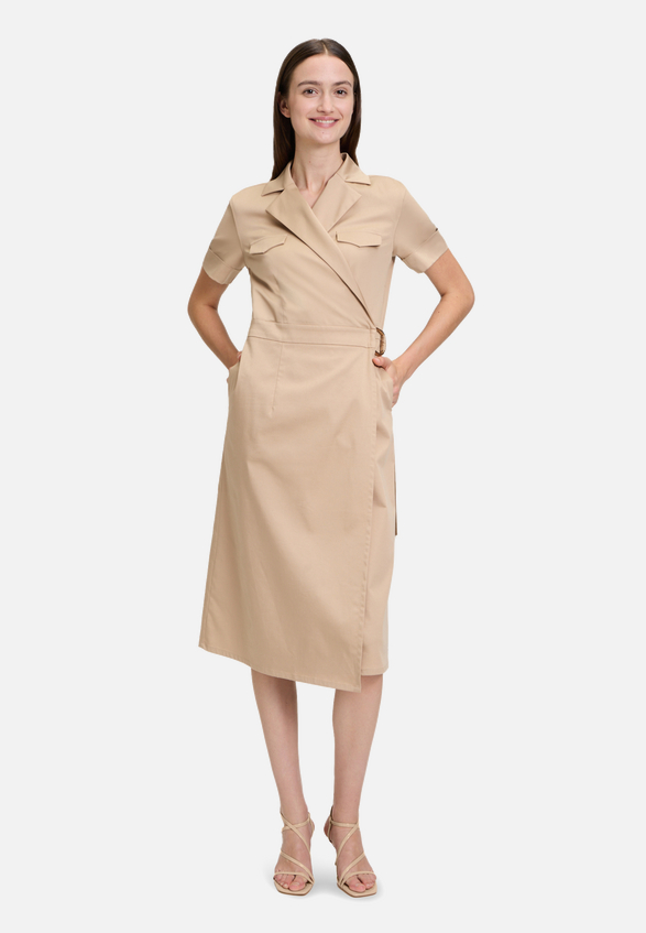 Wickelkleid mit Kragen / Modellfoto Vorderseite (Outfit)