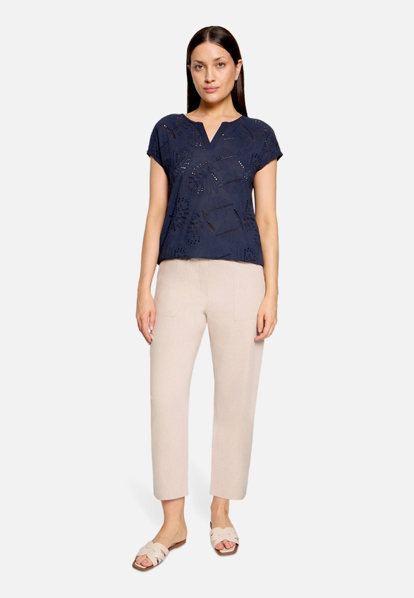 Casual-Shirt mit V-Ausschnitt / Modellfoto Vorderseite (Outfit)