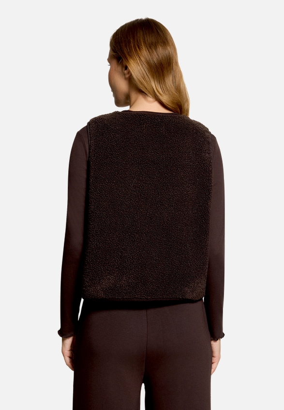 Sweatjacke mit aufgesetzten Taschen / Modellfoto Rückseite