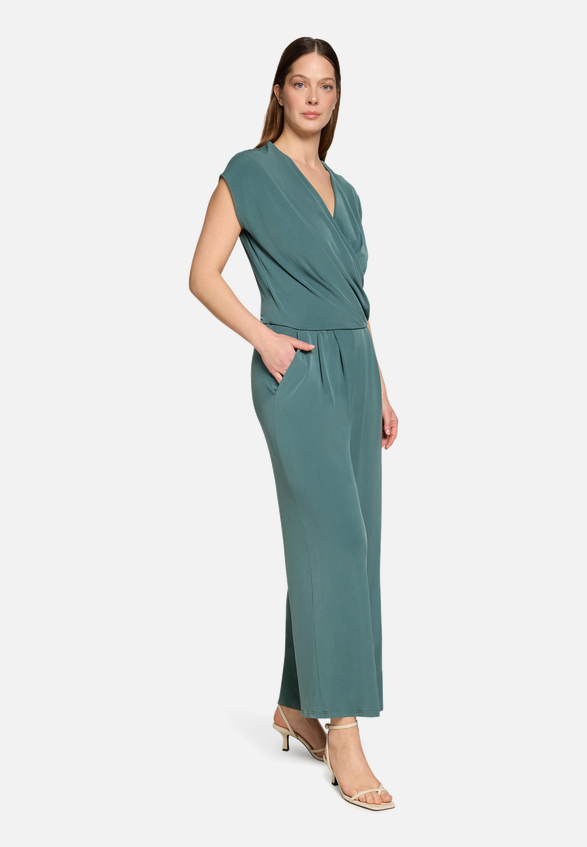 Jumpsuit in 7/8 Länge / Modellfoto Vorderseite (Outfit)