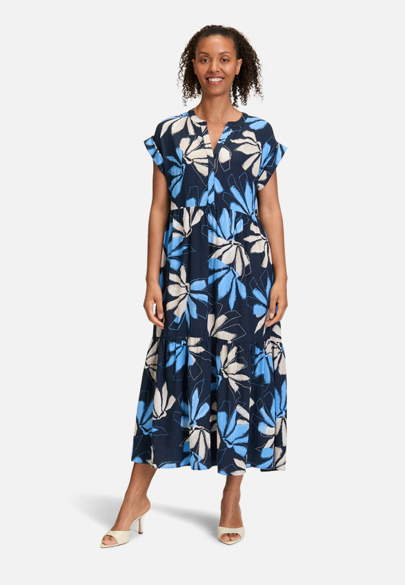 Stufenkleid mit Print / Modellfoto Vorderseite