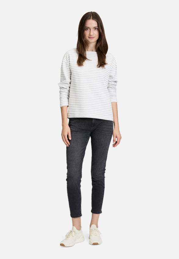 Sweatshirt mit U-Boot-Ausschnitt / Modellfoto Vorderseite (Outfit)