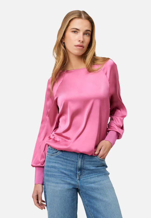 Satinbluse mit Strickbündchen / Modellfoto Vorderseite