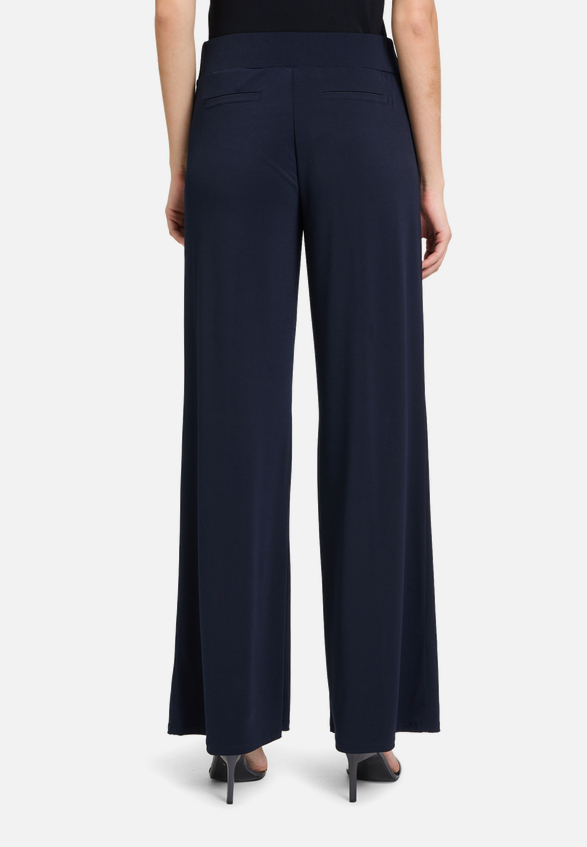 Schlupfhose mit weitem Bein / Modellfoto Rückseite