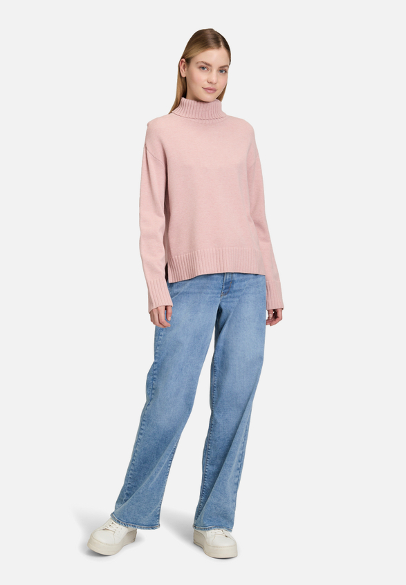 Feinstrickpullover mit hohem Kragen / Modellfoto Vorderseite (Outfit)