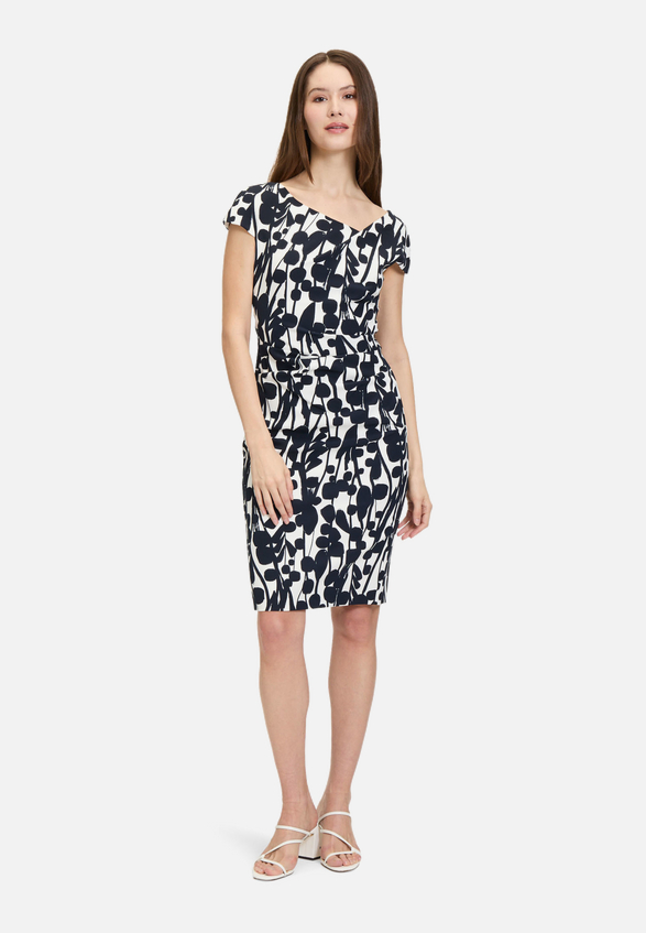 Cocktailkleid kurzarm / Modellfoto Vorderseite (Outfit)