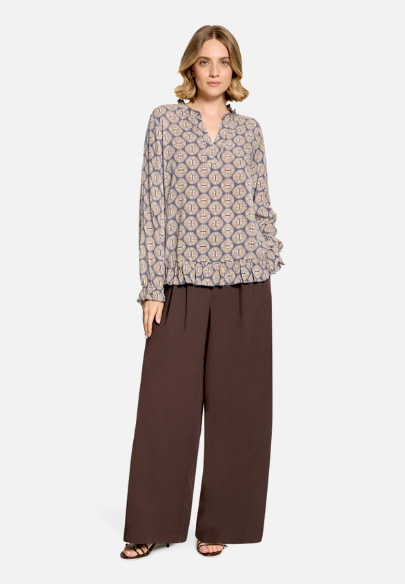Casual-Bluse mit Raffung / Modellfoto Vorderseite (Outfit)