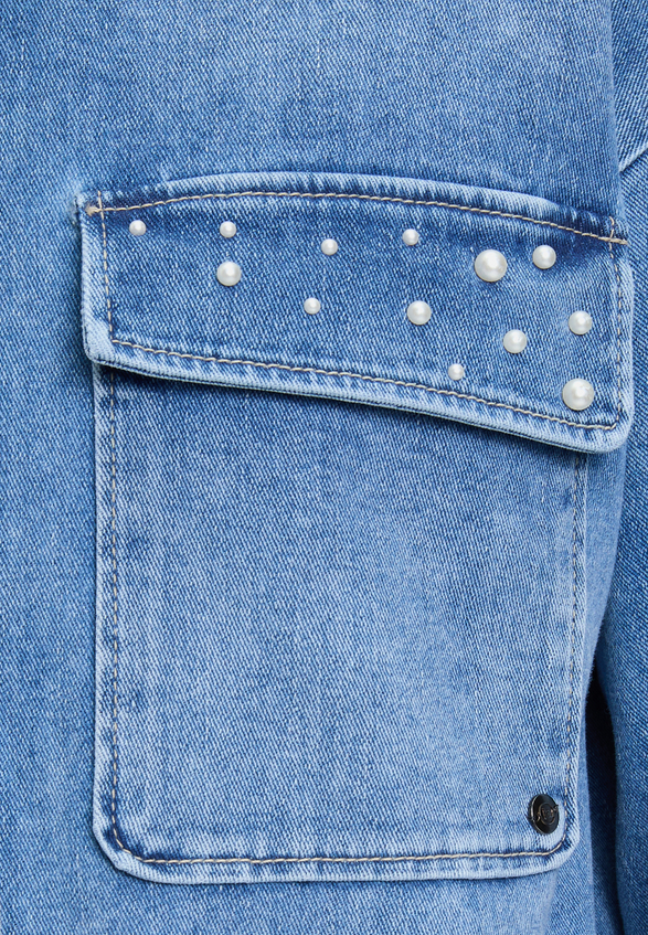 Jeansjacke mit Perlen / Detailbild