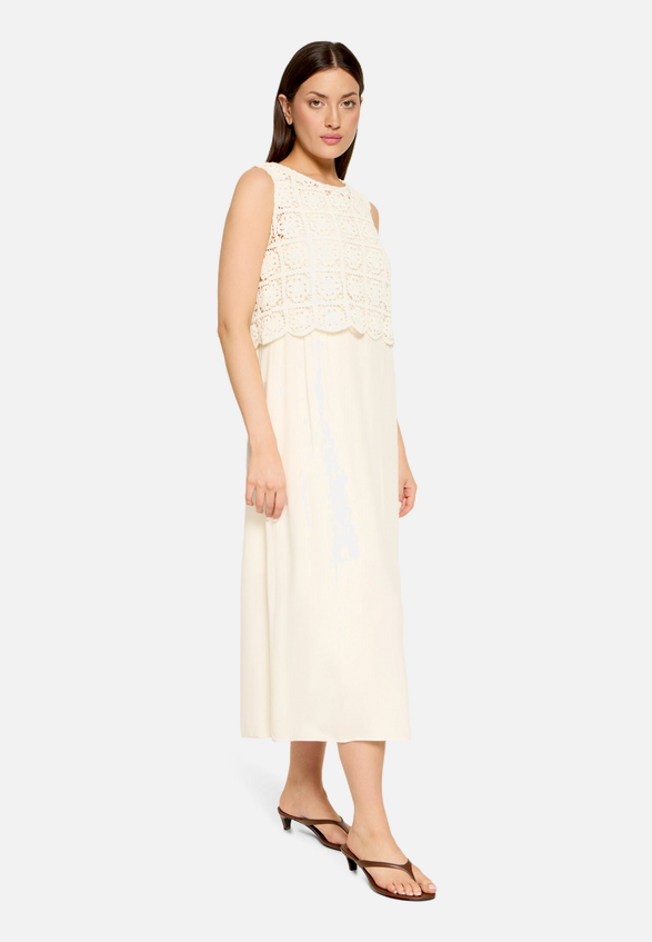 Casual-Kleid mit Stickerei / Modellfoto Vorderseite (Outfit)