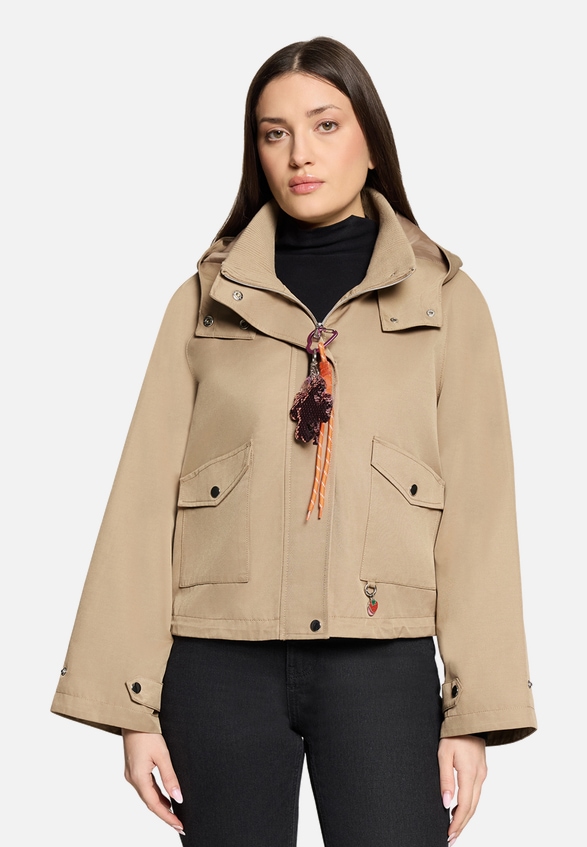 Casual-Jacke mit aufgesetzten Taschen / Modellfoto Vorderseite