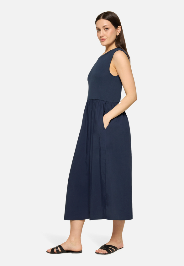 Casual-Kleid mit Eingrifftaschen / Modellfoto Vorderseite (Outfit)